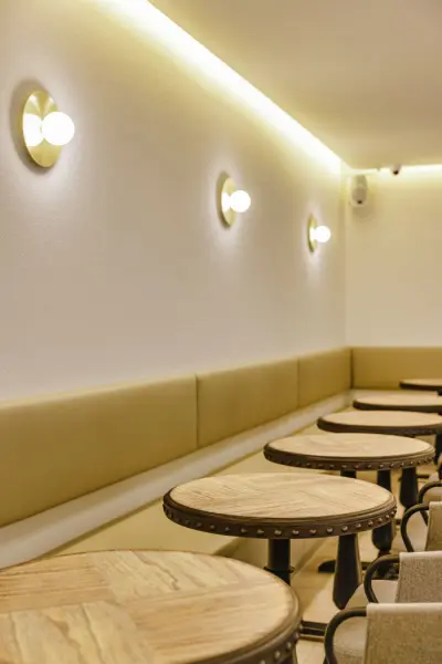 빈티지 우드 테이블과 감성 조명의 카페 부스